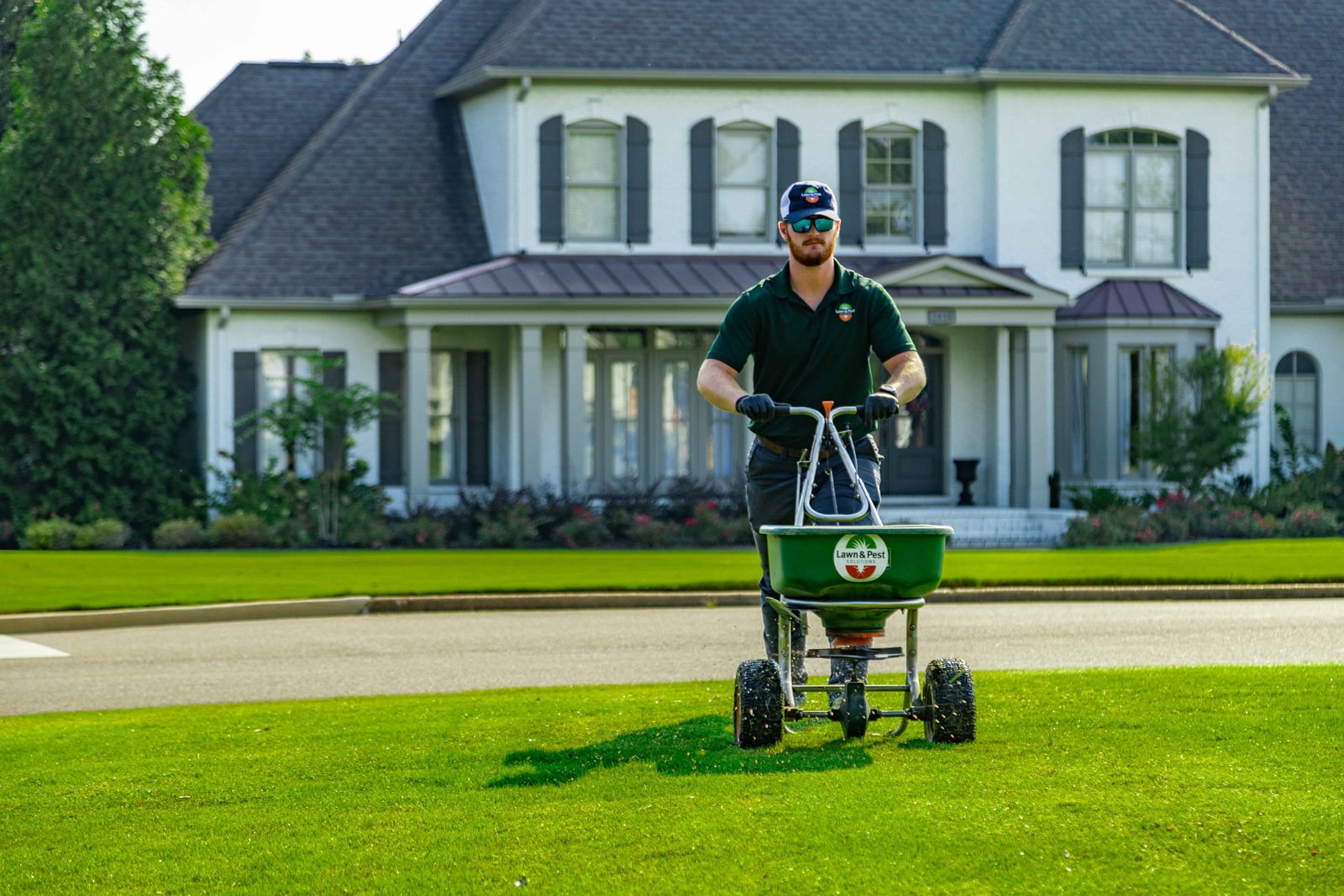 nice lawn care technician crew green grass spreader treatment granular fertilizer 4