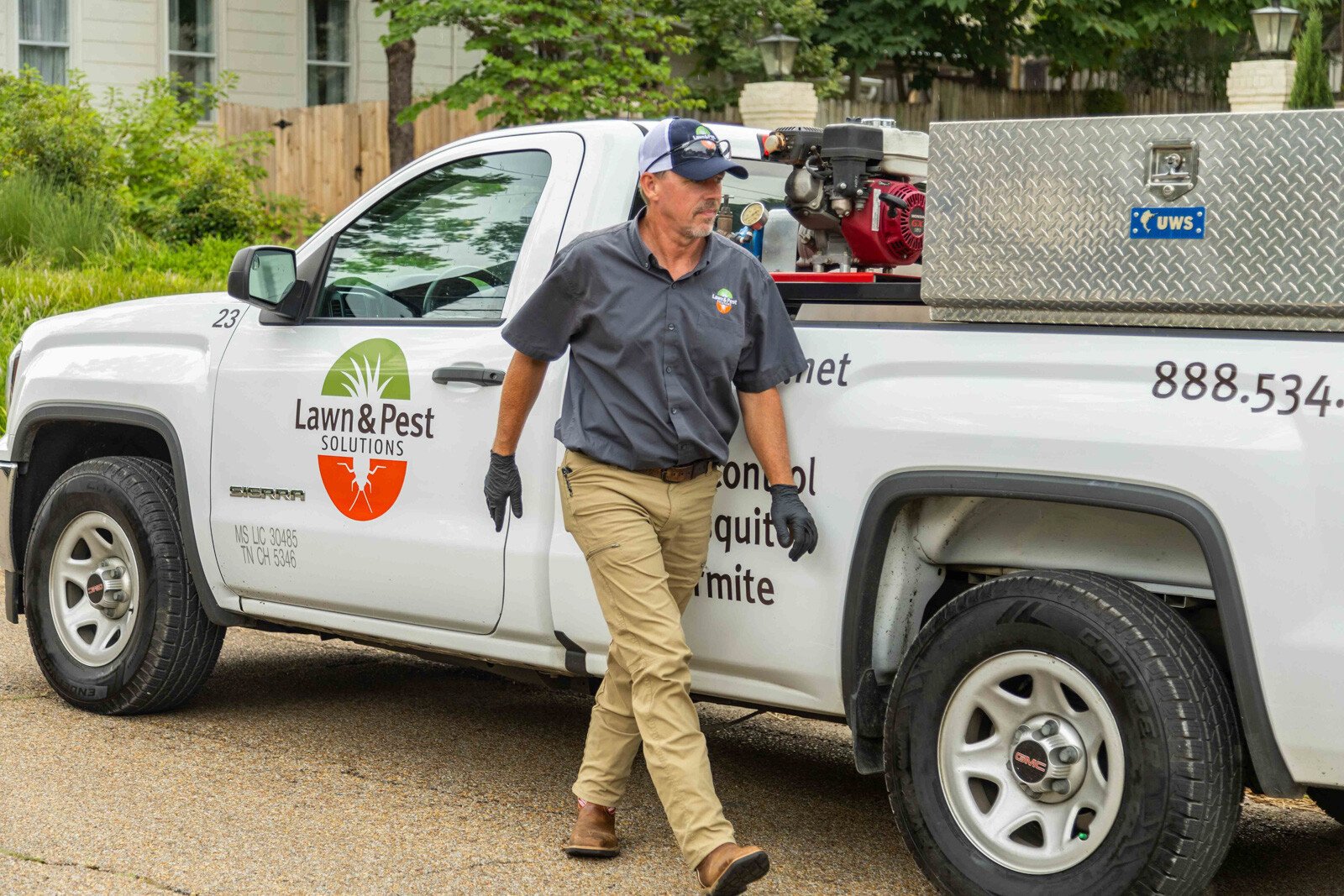 truck pest control technician