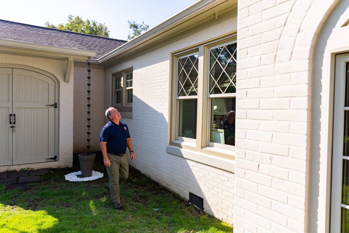 account manager inspecting house pest control 3