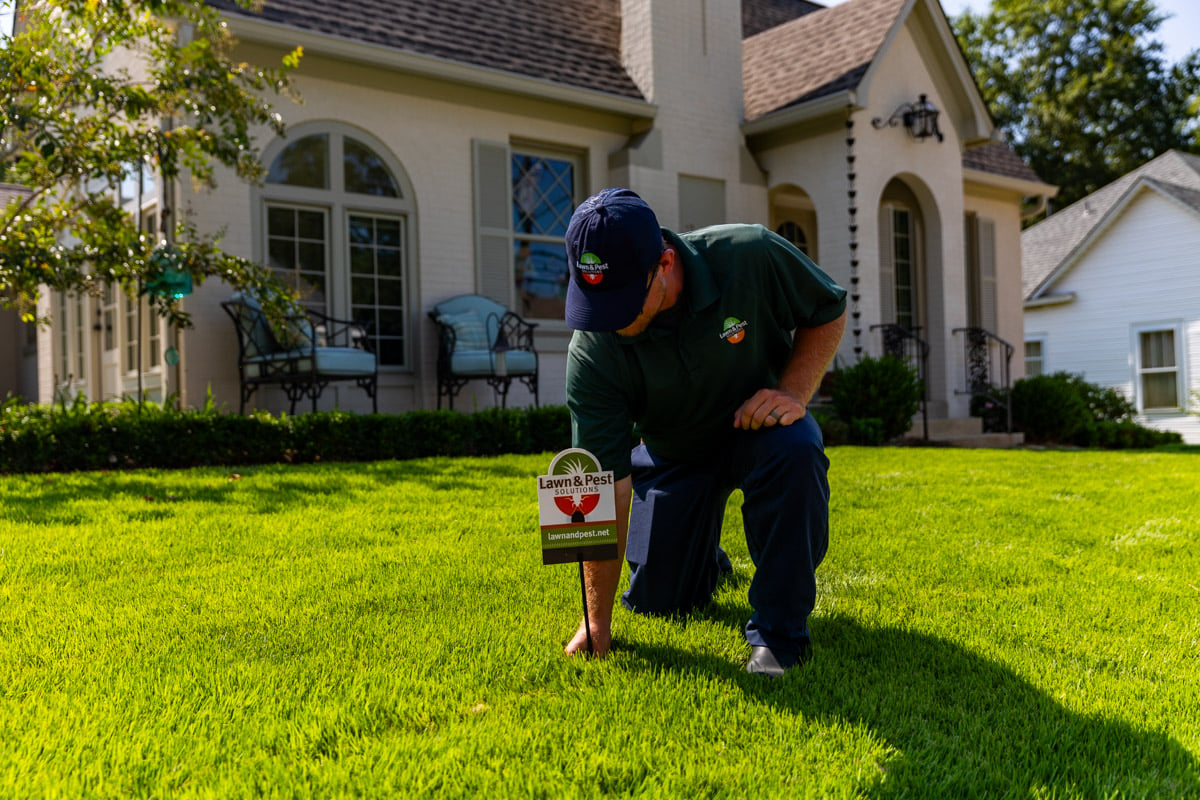 pest control technician placing yard sign in lawn 2 (2)